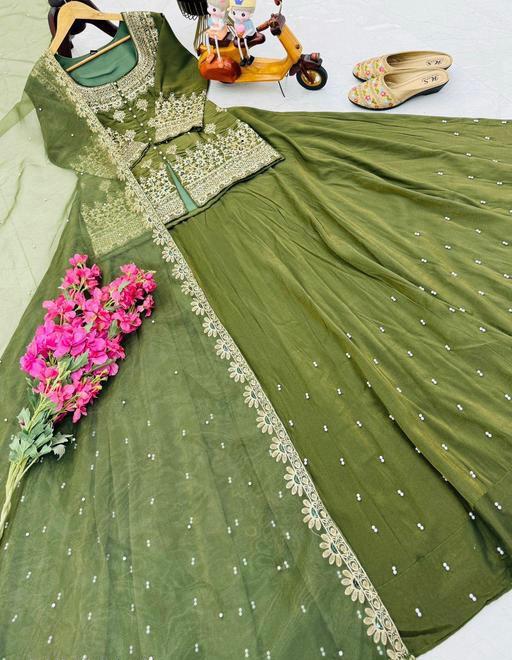Luxurious Ethnic Lengha Suit Set with Exquisite Embroidery Work